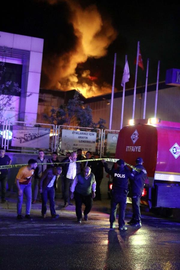 Geri dönüşüm fabrikasındaki yangın 7 saatte kontrol altında