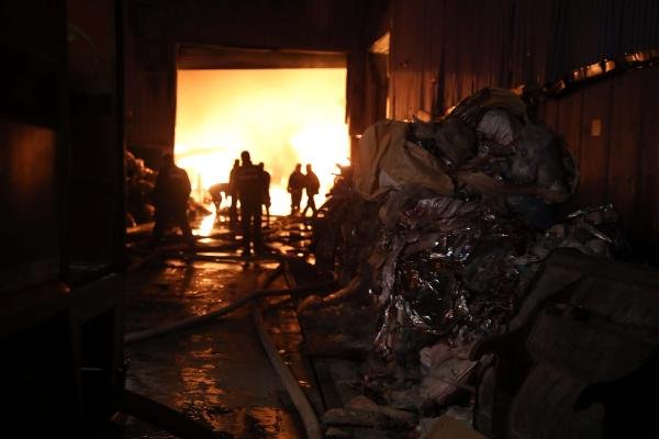 Geri dönüşüm fabrikasındaki yangın 7 saatte kontrol altında