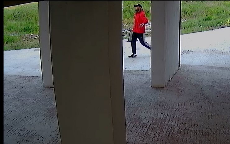 Getirdiği sandalyeye çıkarak sitenin güvenlik kamerasını çaldı