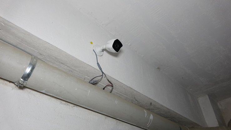 Getirdiği sandalyeye çıkarak sitenin güvenlik kamerasını çaldı