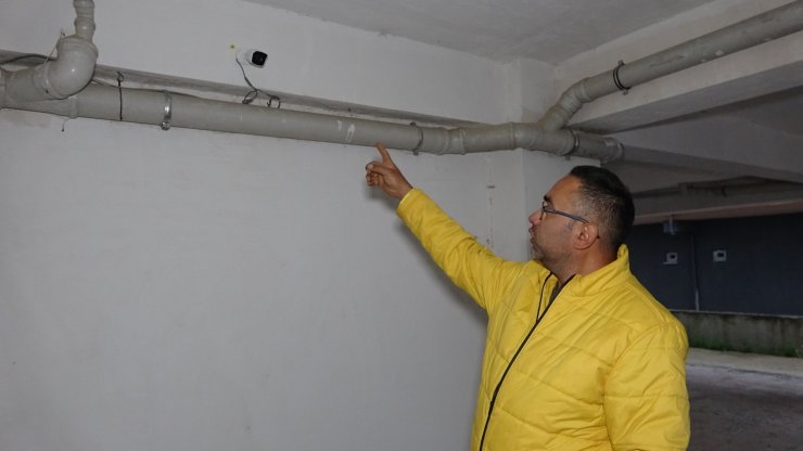 Getirdiği sandalyeye çıkarak sitenin güvenlik kamerasını çaldı