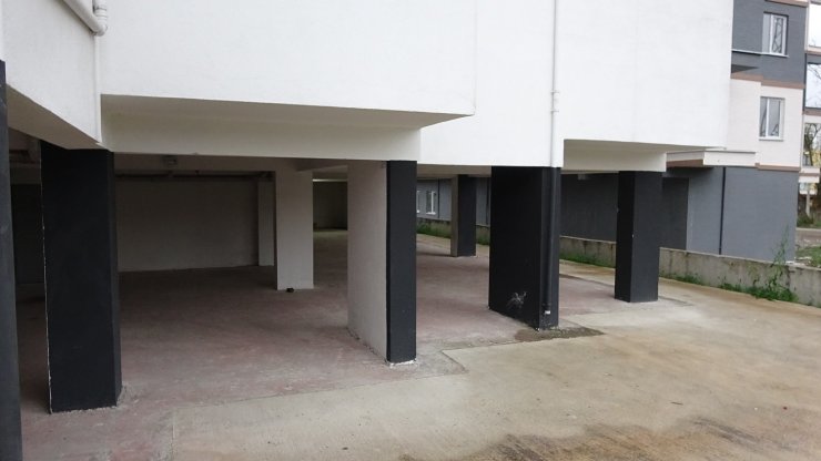 Getirdiği sandalyeye çıkarak sitenin güvenlik kamerasını çaldı