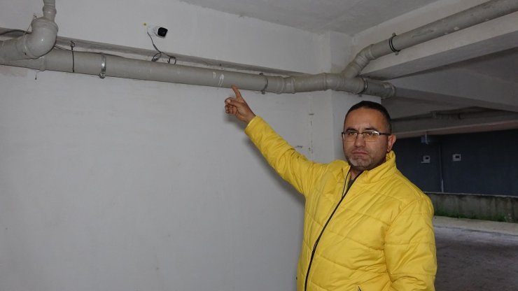 Getirdiği sandalyeye çıkarak sitenin güvenlik kamerasını çaldı