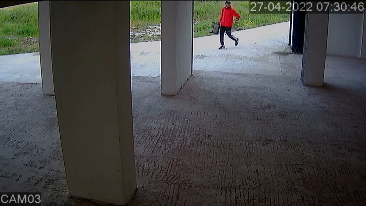 Getirdiği sandalyeye çıkarak sitenin güvenlik kamerasını çaldı