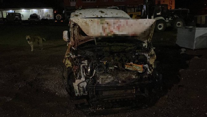 Hafif ticari araç sürüye çarptı: 6 kişi yaralandı, 50 koyun telef oldu