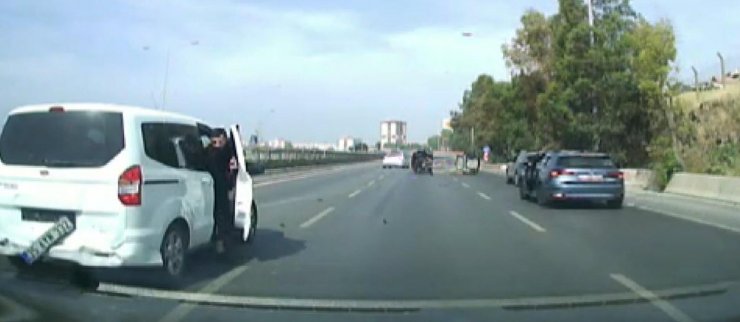 Hafif ticari aracın çarptığı otomobilin devrildiği kaza kamerada