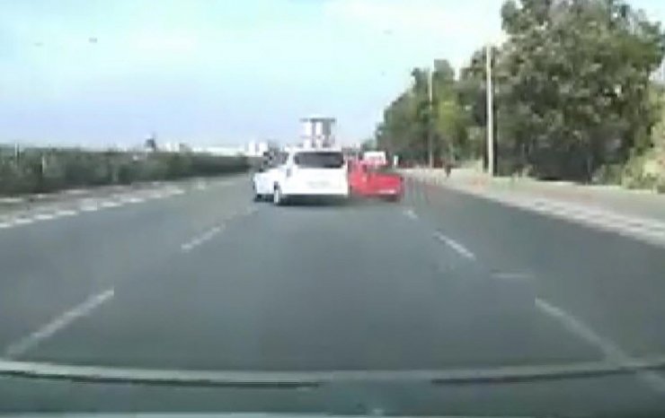 Hafif ticari aracın çarptığı otomobilin devrildiği kaza kamerada