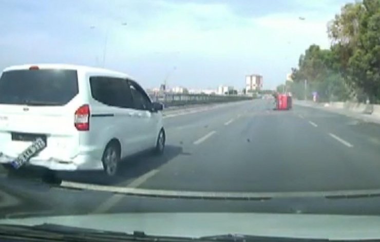 Hafif ticari aracın çarptığı otomobilin devrildiği kaza kamerada