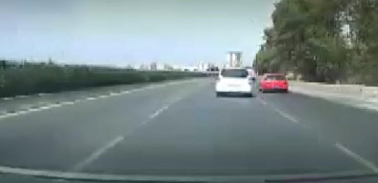 Hafif ticari aracın çarptığı otomobilin devrildiği kaza kamerada