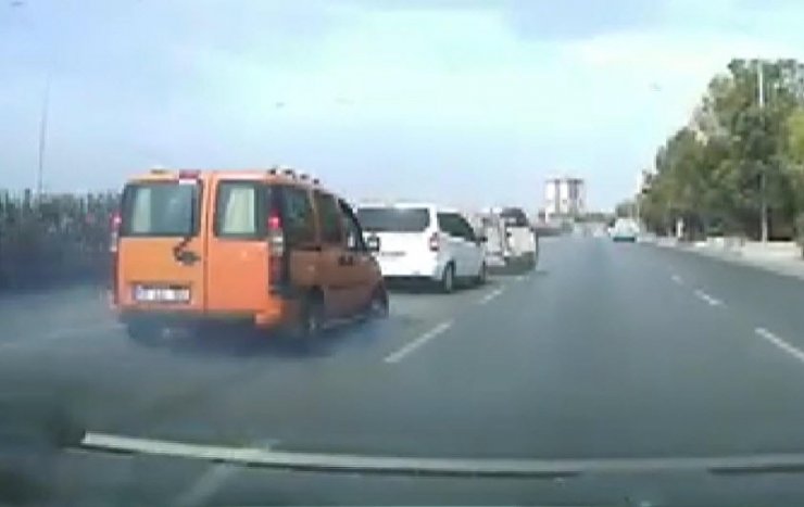 Hafif ticari aracın çarptığı otomobilin devrildiği kaza kamerada
