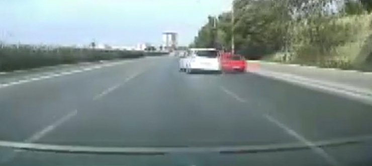 Hafif ticari aracın çarptığı otomobilin devrildiği kaza kamerada