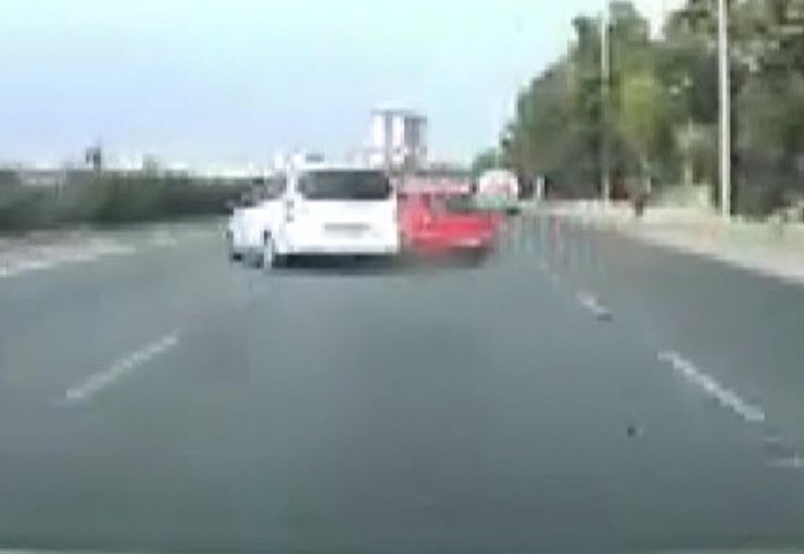 Hafif ticari aracın çarptığı otomobilin devrildiği kaza kamerada