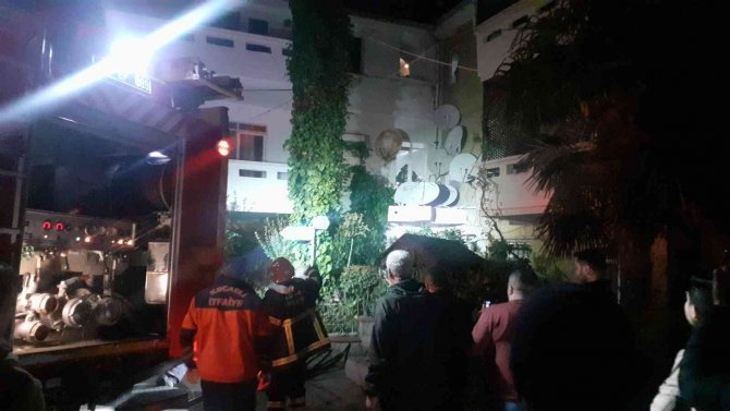 Hatalı parklar engel olunca itfaiye erleri adresi koşarak buldu