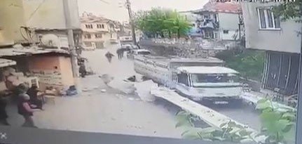 İftar masalarının arasına dalan kamyonet yürekleri ağza getirdi