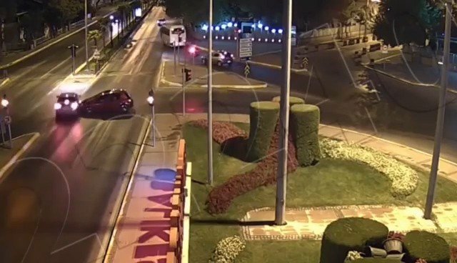 İftar masalarının arasına dalan kamyonet yürekleri ağza getirdi