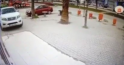 İftar masalarının arasına dalan kamyonet yürekleri ağza getirdi