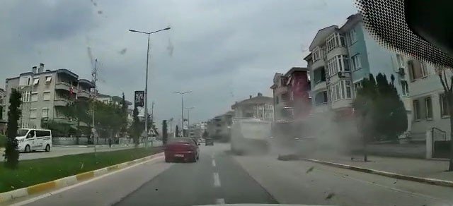 İftar masalarının arasına dalan kamyonet yürekleri ağza getirdi