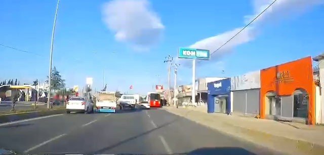 İftar masalarının arasına dalan kamyonet yürekleri ağza getirdi