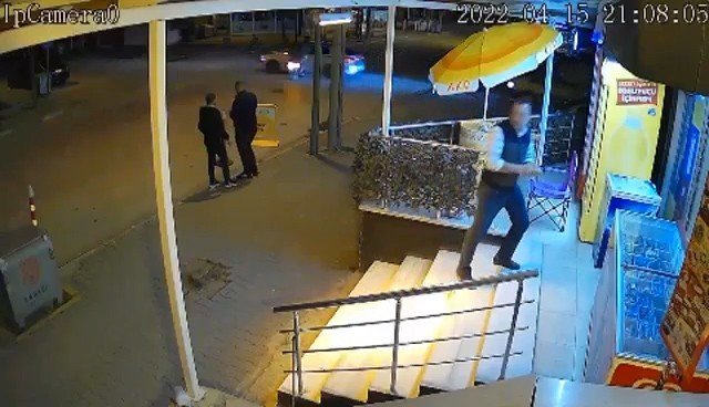 İftar masalarının arasına dalan kamyonet yürekleri ağza getirdi