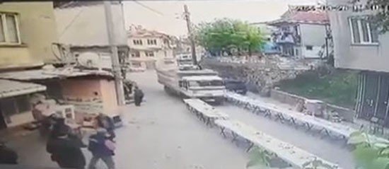 İftar masalarının arasına dalan kamyonet yürekleri ağza getirdi