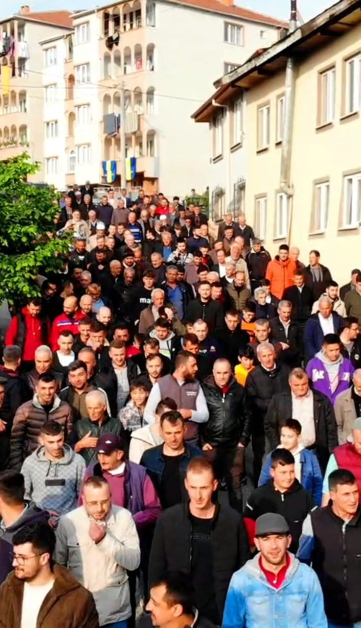 İki yıl sonra mahallede yine bayramlaşma kuyruğu