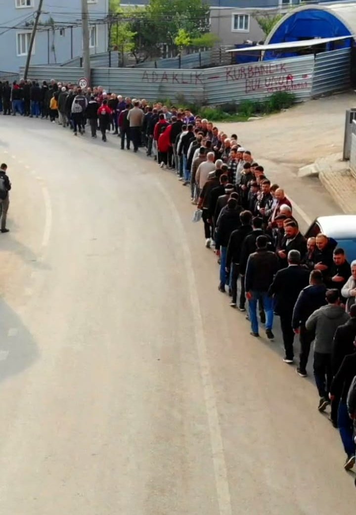 İki yıl sonra mahallede yine bayramlaşma kuyruğu