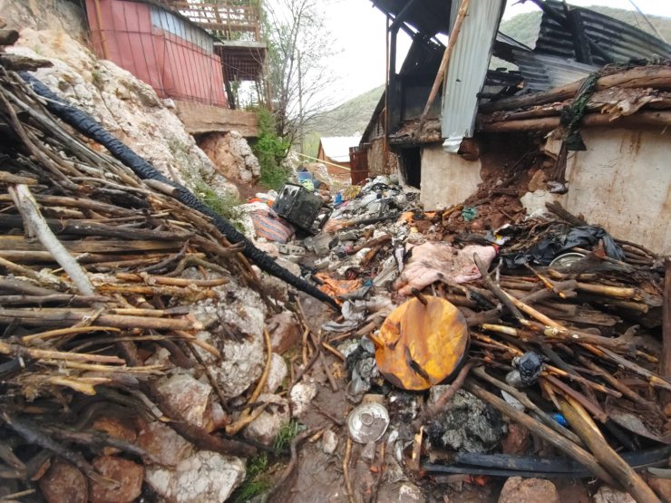 Konya'daki korkutan yangında acı haber! Anne ve oğlunun cansız bedenine ulaşıldı