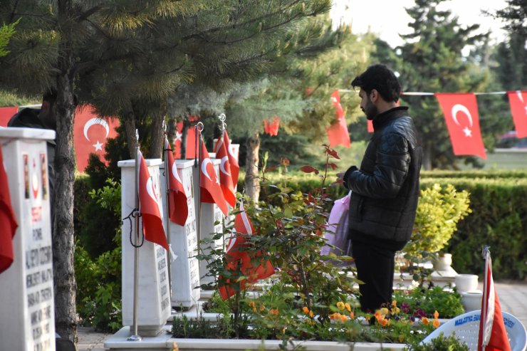 Malatya'da namaz sonrası şehitlikte buruk bayram