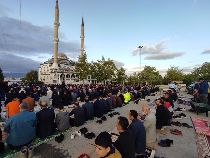 Malatya'da namaz sonrası şehitlikte buruk bayram