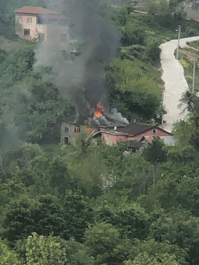 Metruk binada çıkan yangın paniğe neden oldu