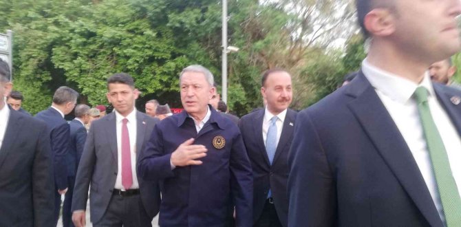 Milli Savunma Bakanı Hulusi Akar bayram namazını Balıklıgöl’de kıldı