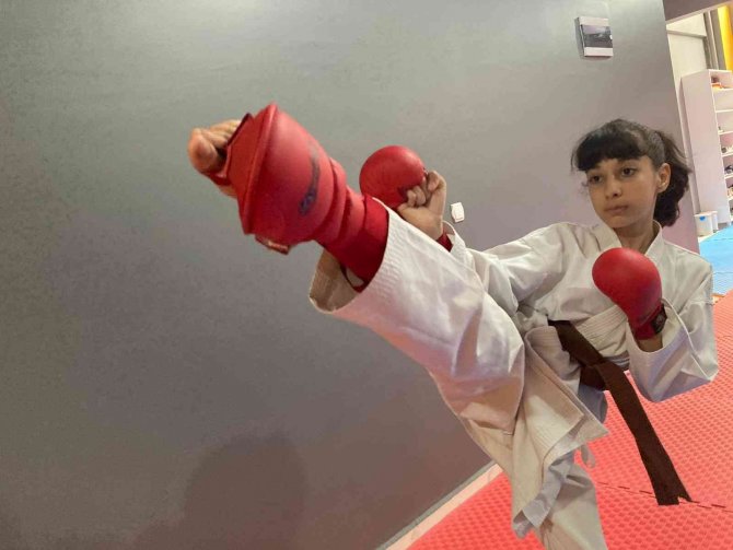 On yaşındaki Deniz’in hedefi ‘Yıldız Aras’ gibi olmak