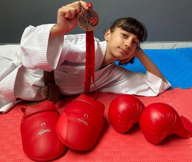 On yaşındaki Deniz’in hedefi ‘Yıldız Aras’ gibi olmak