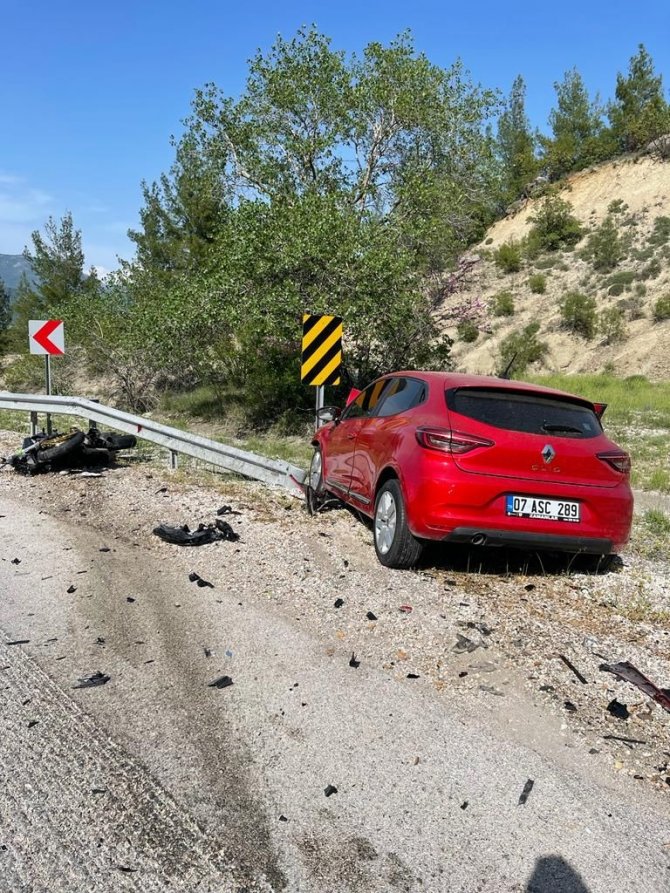 Otomobil ile motosiklet çarpıştı: 2 ölü, 2 yaralı