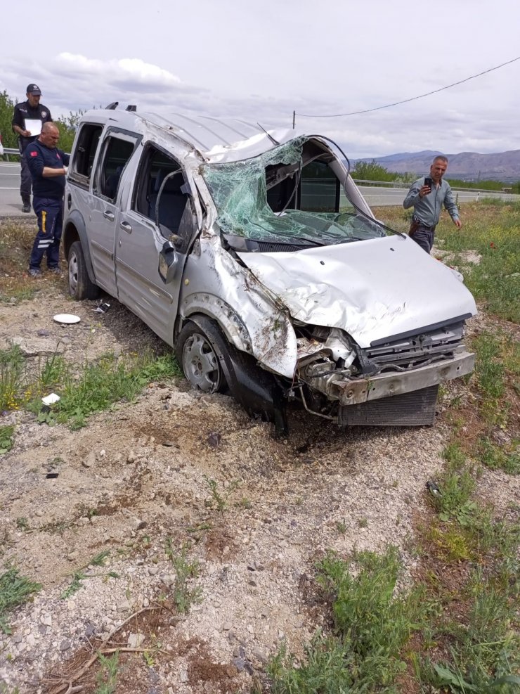 Şarampole devrilen hafif ticari aracın sürücüsü öldü