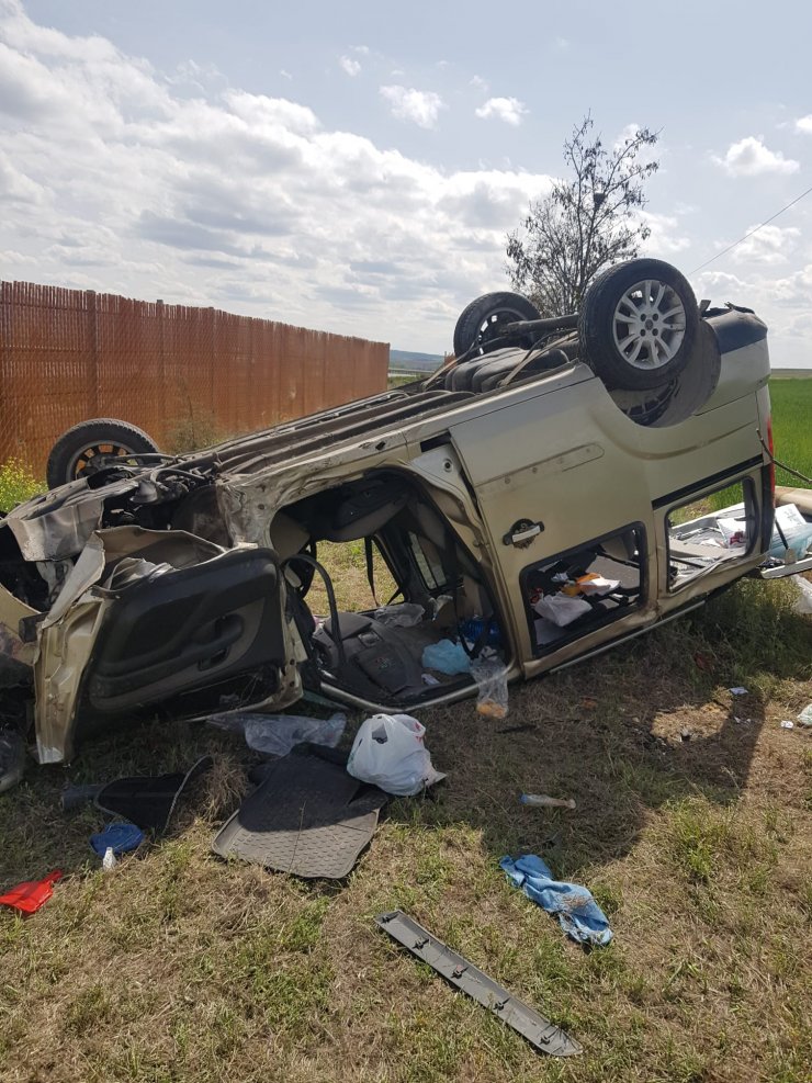 Tilkiye çarpmamak için manevra yapınca, takla attı: 5 yaralı