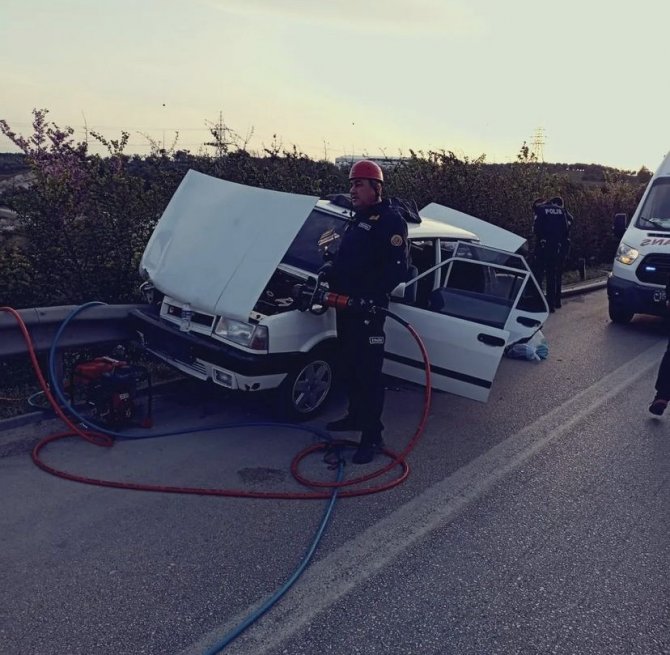 Trafik kazası: 4 kişi sıkışarak yaralandı