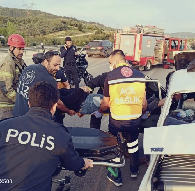 Trafik kazası: 4 kişi sıkışarak yaralandı