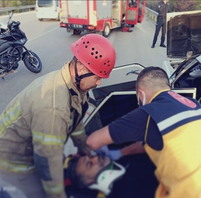 Trafik kazası: 4 kişi sıkışarak yaralandı