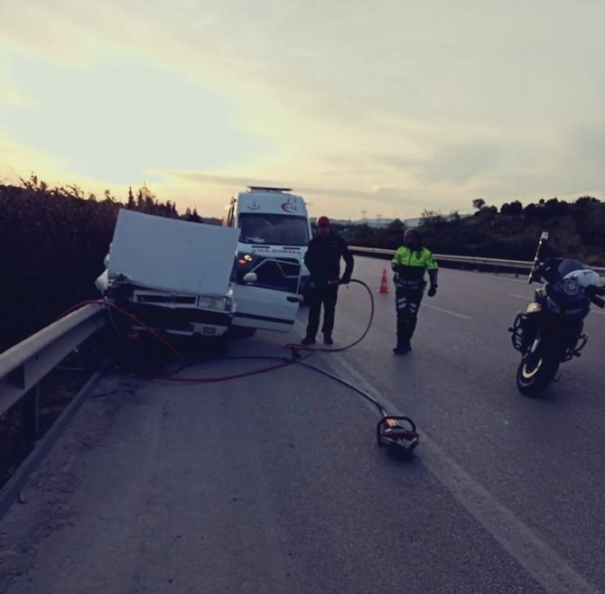 Trafik kazası: 4 kişi sıkışarak yaralandı