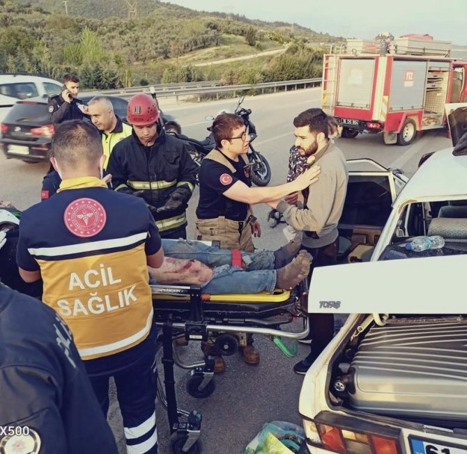 Trafik kazası: 4 kişi sıkışarak yaralandı