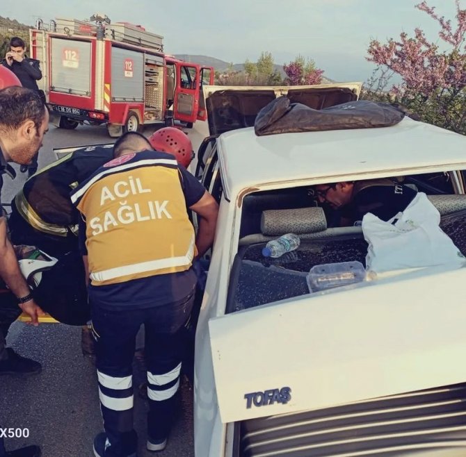 Trafik kazası: 4 kişi sıkışarak yaralandı