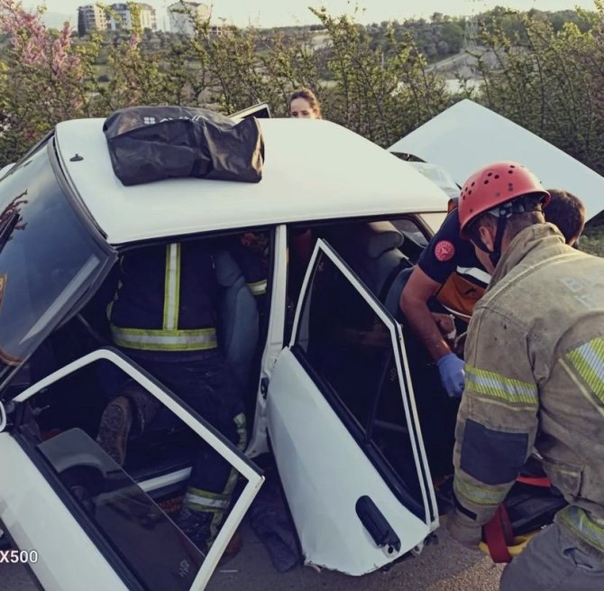 Trafik kazası: 4 kişi sıkışarak yaralandı