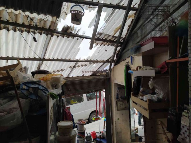 Yakalanınca kaçmak isteyen hırsız iki bina arasındaki boşluğa düştü