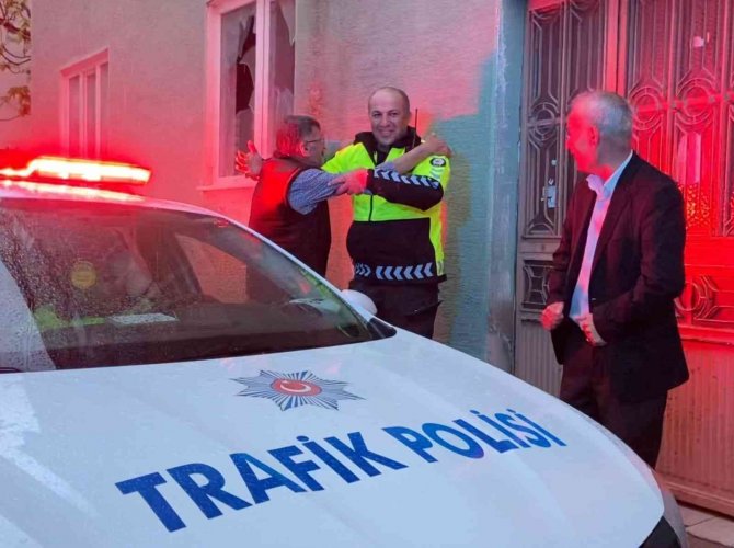 Alkollü sürücü polise sarılarak bayramlaştı