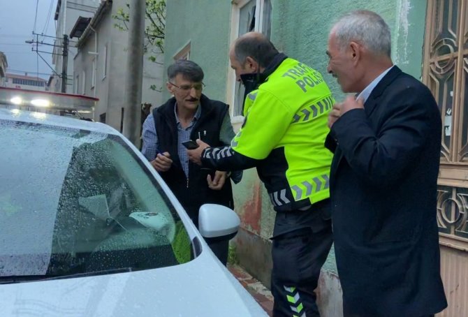 Alkollü sürücü polise sarılarak bayramlaştı