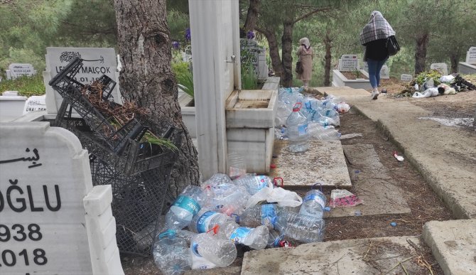 Mezarlıklardaki çöp birikintileri tepki çekti
