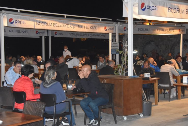 Bayram gecesi Bodrum’da cadde ve sokaklarda turist yoğunluğu yaşandı
