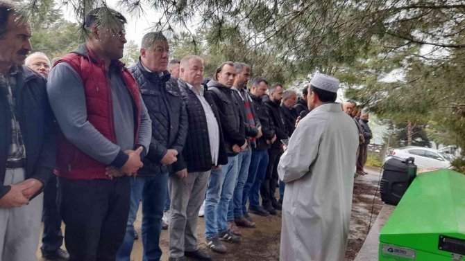 Bayram ziyaretinde kazada ölen sürücü toprağa verildi