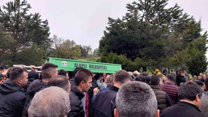 Bayram ziyaretinde kazada ölen sürücü toprağa verildi